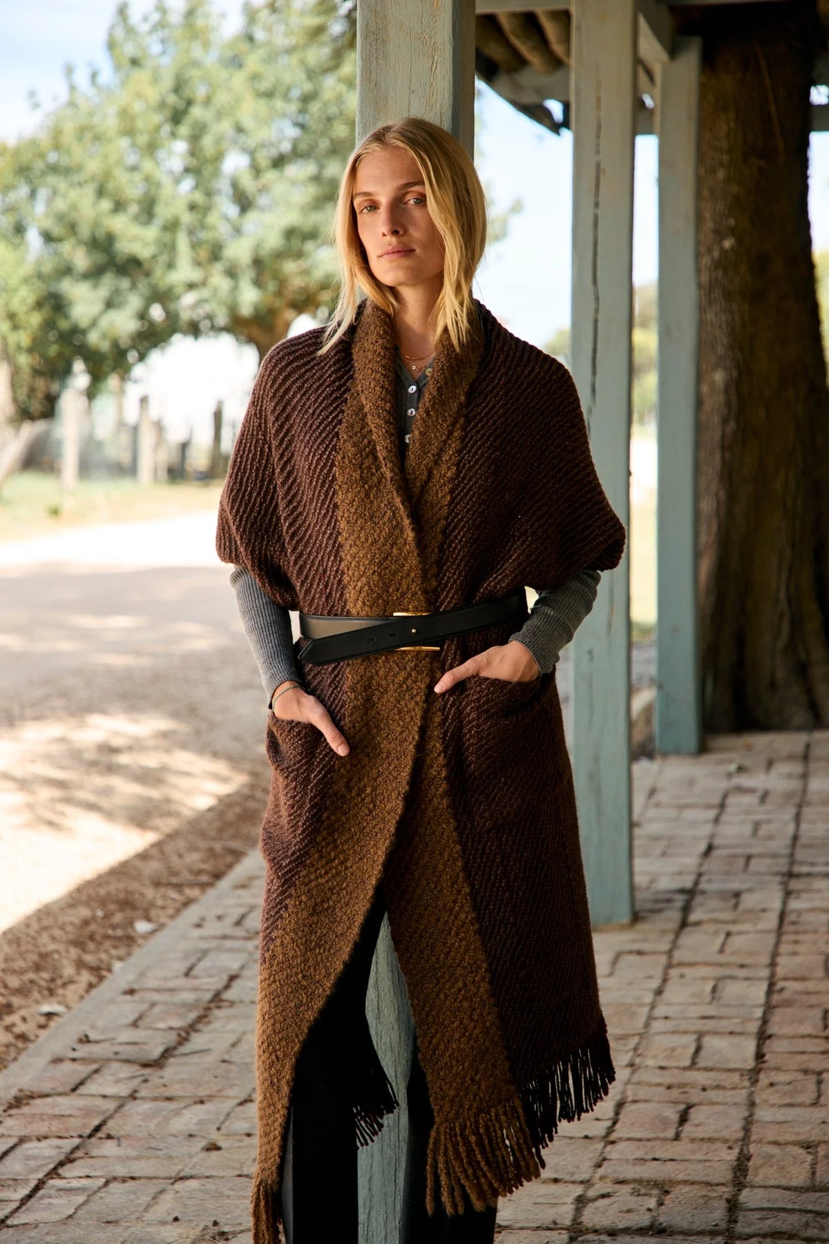 Wehve Big Shawl with Pockets Alma Cashmere Dark Sable
